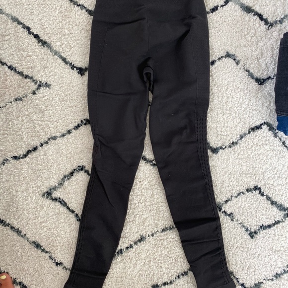 2 pairs of Seamless Lululemon leggings - Picture 4 of 4